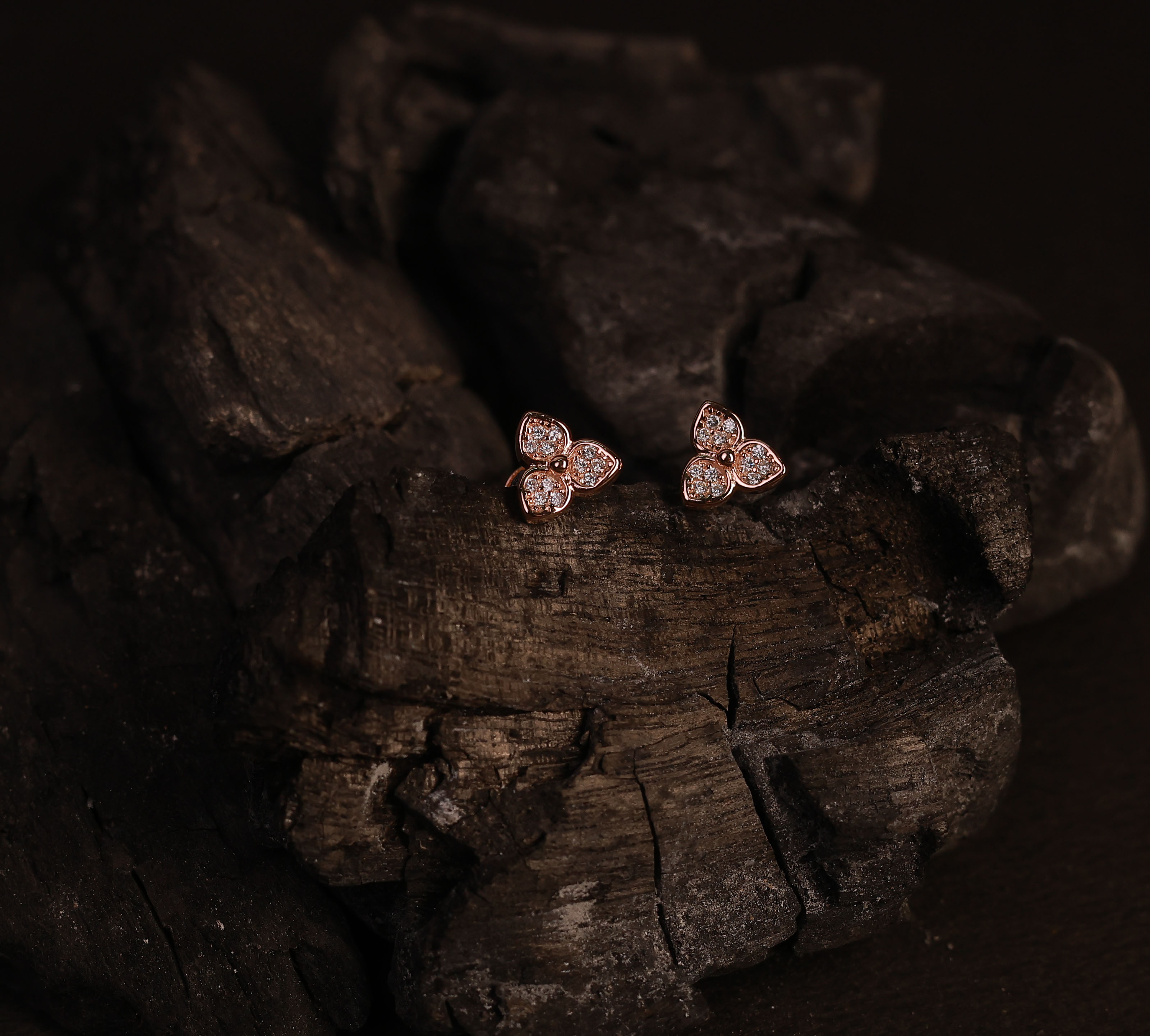 Silver pavitra stud with rosegold finish