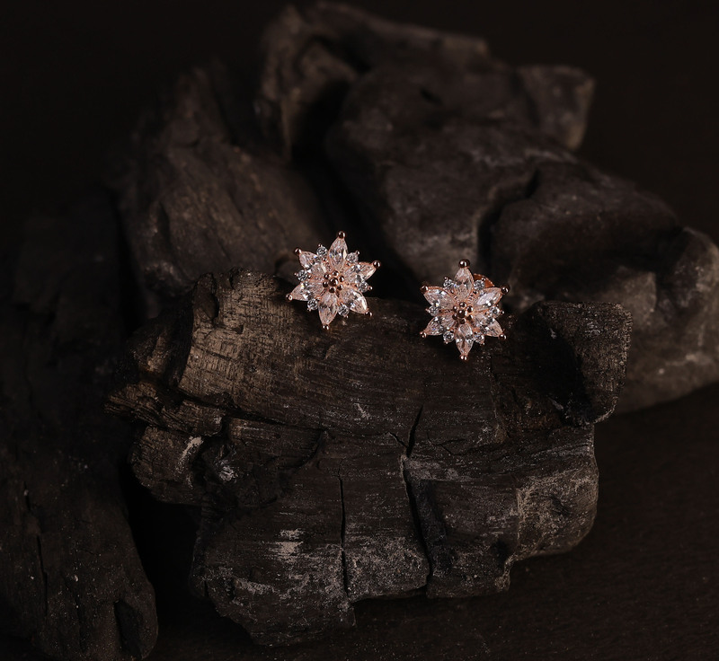 Silver aavira stud with rosegold finish