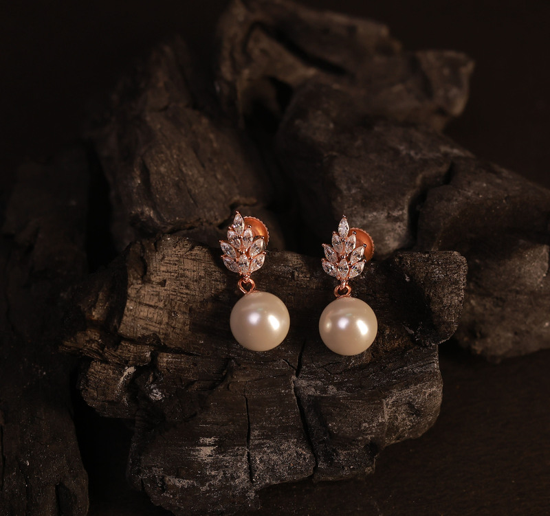 Silver anika stud with rosegold finish