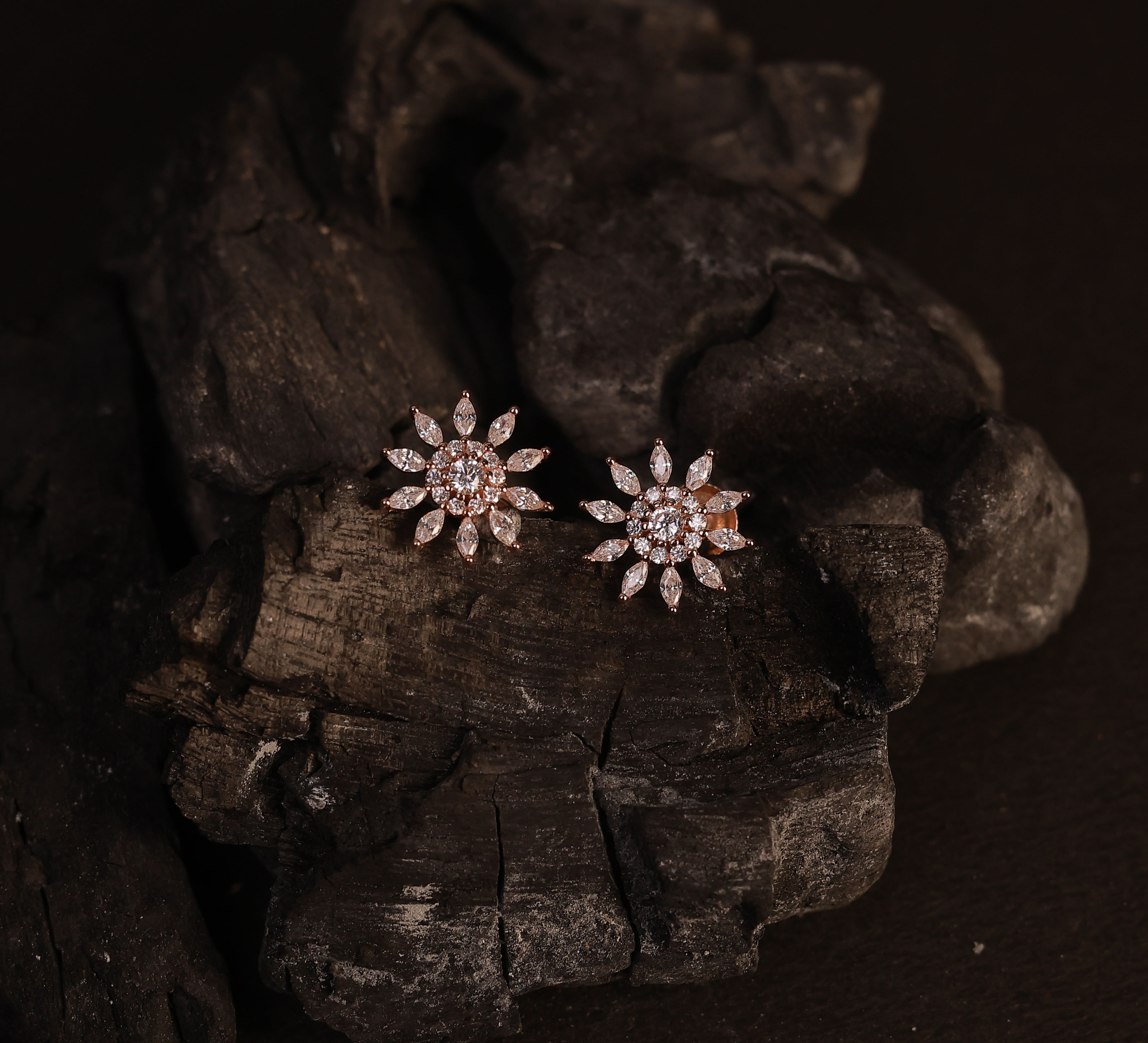 Silver lila stud with rosegold finish