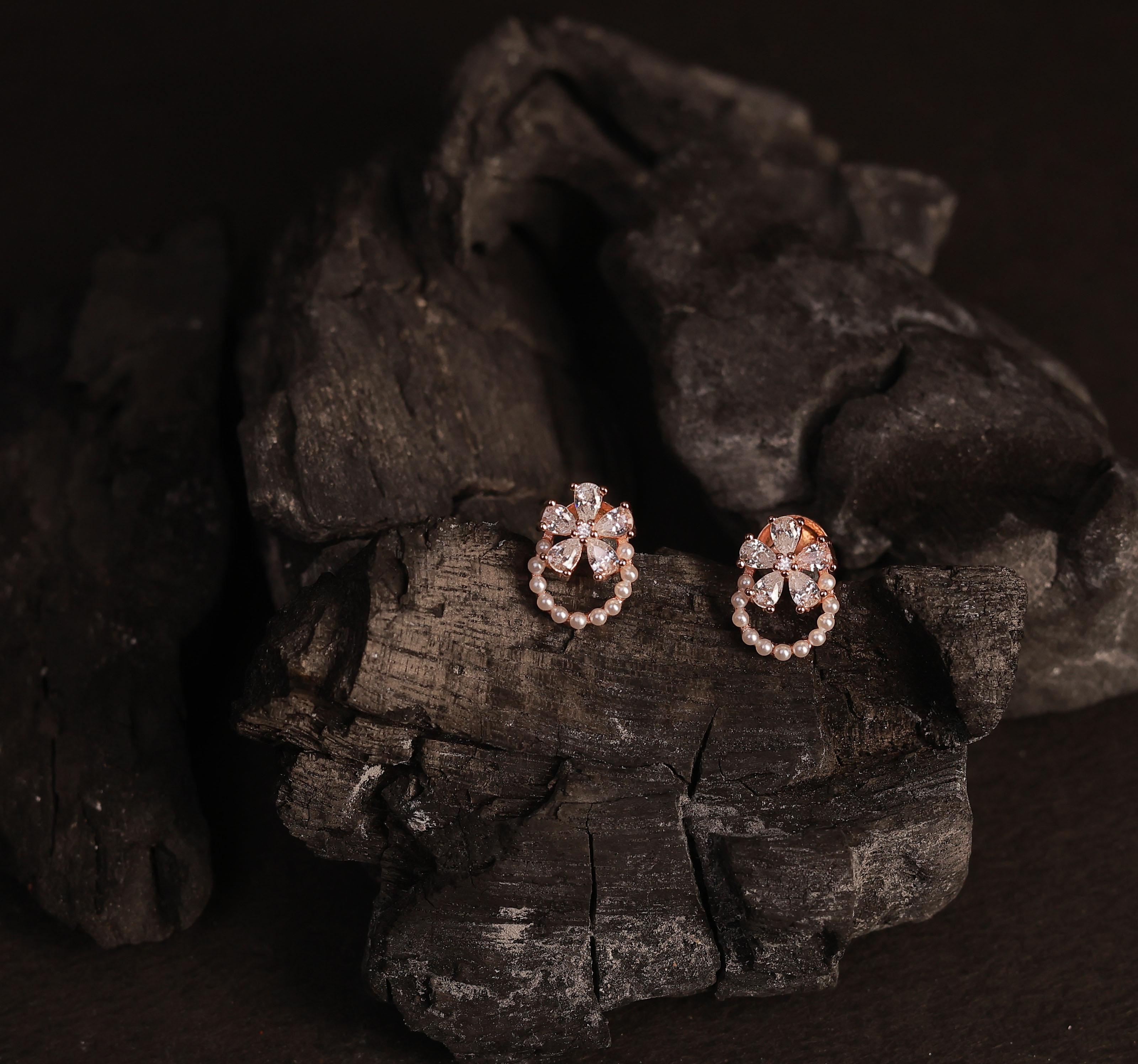 Silver mullai1 stud with rosegold finish
