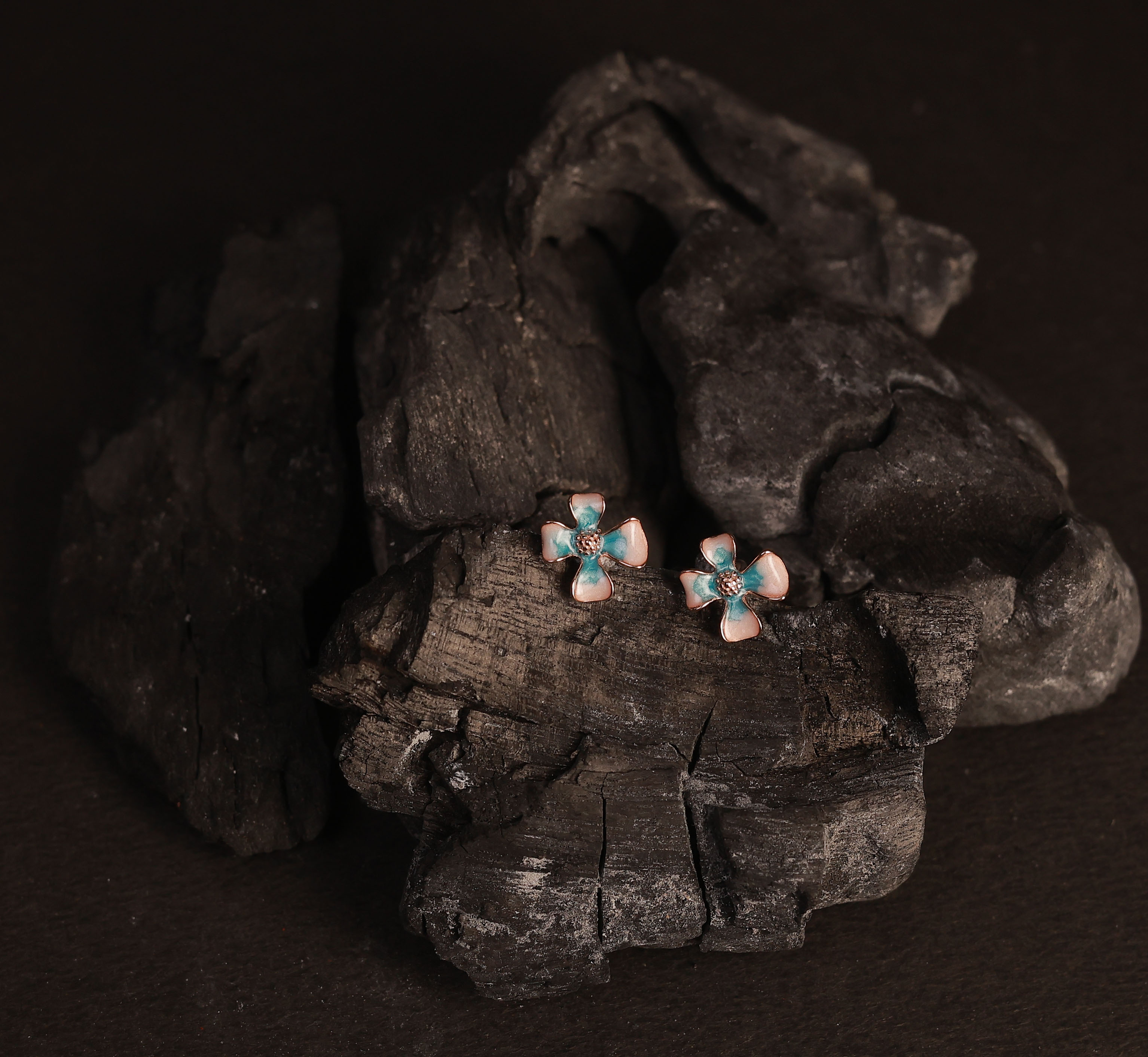 Silver blue stud with rosegold finish