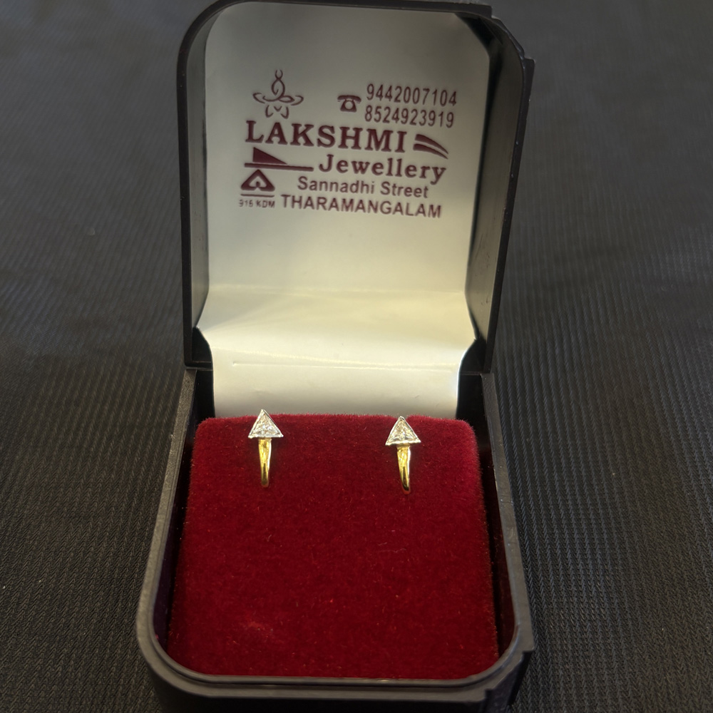 Arrow fancy 9 carat gold stud