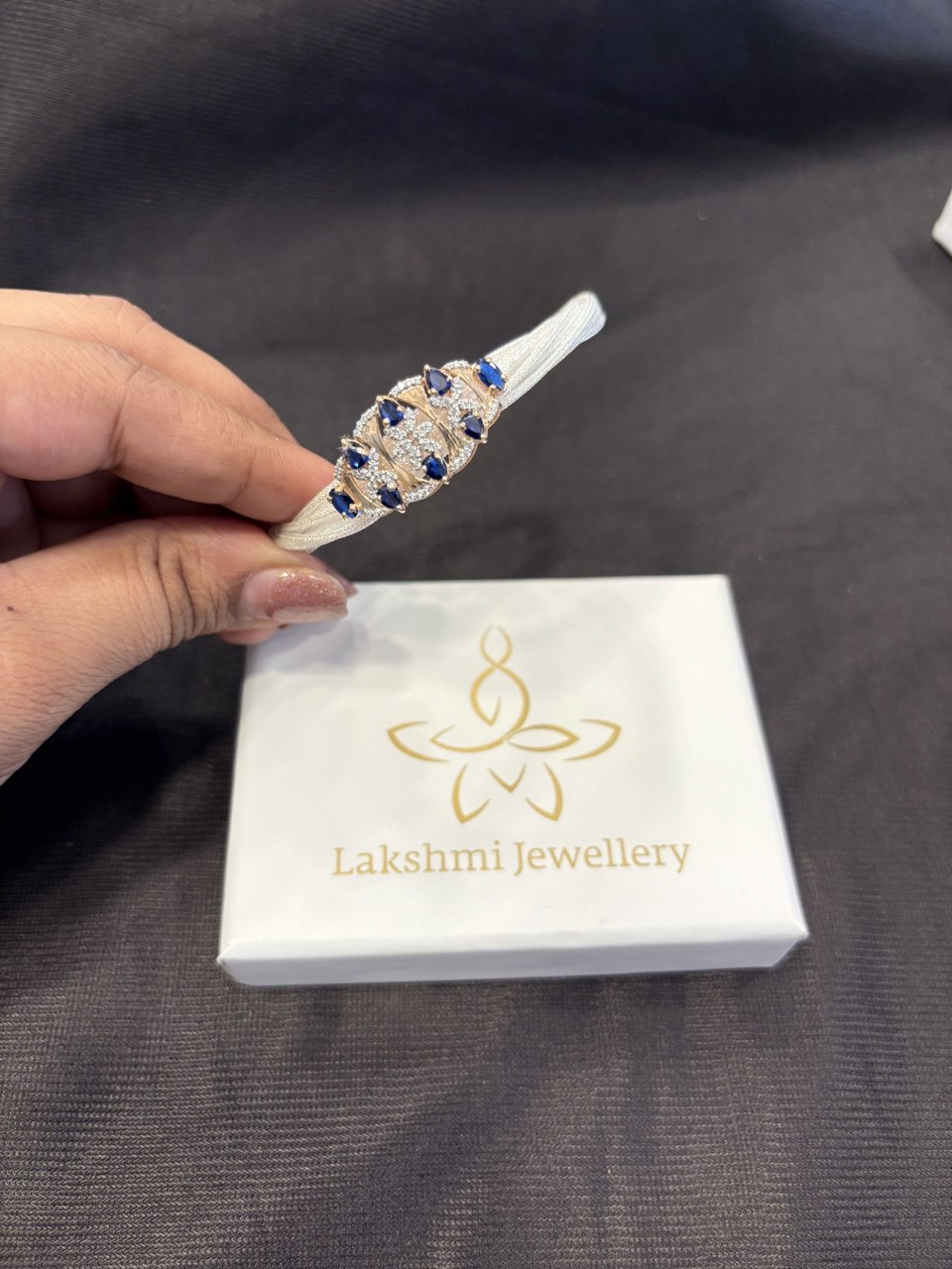 White violet magnetic cuff with rosegold finish White violet magnetic cuff with rosegold finish