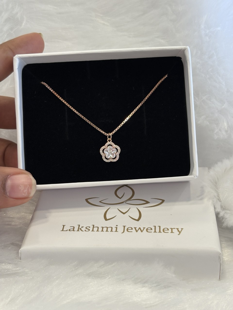 Silver white flower chain with rosegold finish Silver white flower chain with rosegold finish