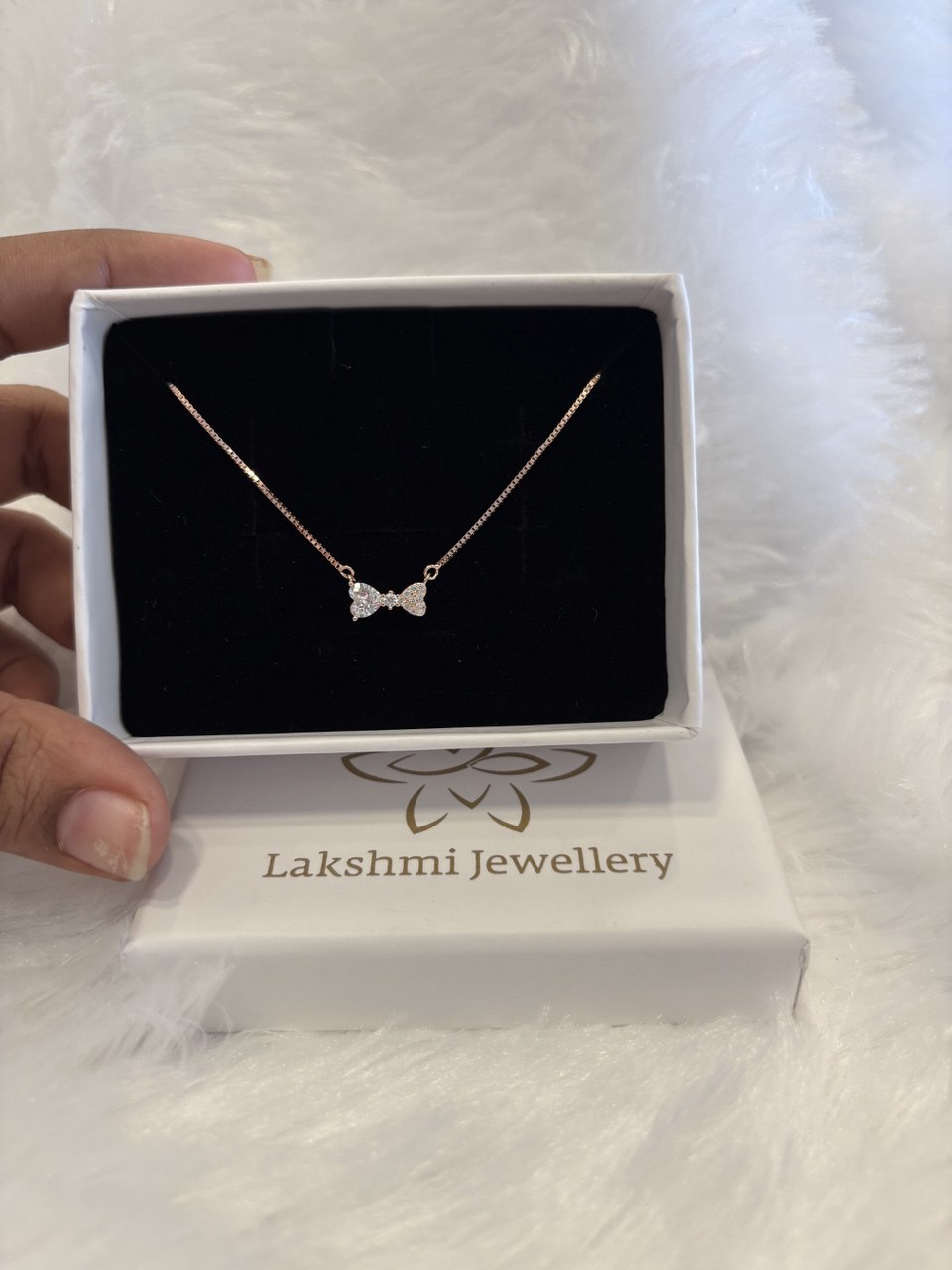 Silver bow chain with rosegold finish Silver bow chain with rosegold finish