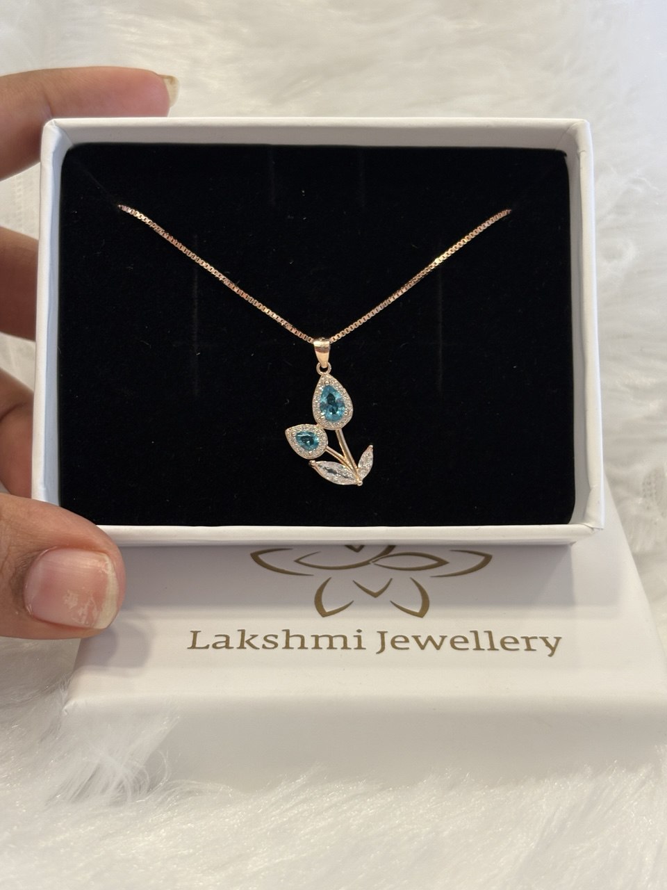 Silver blue petal chain with rosegold finish Silver blue petal chain with rosegold finish