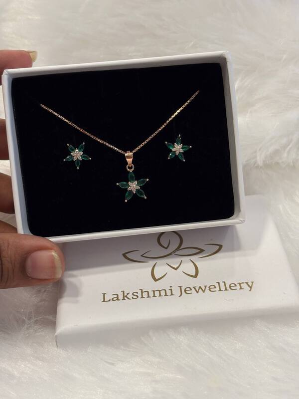 Silver green star chain pendant set with rosegold finish
