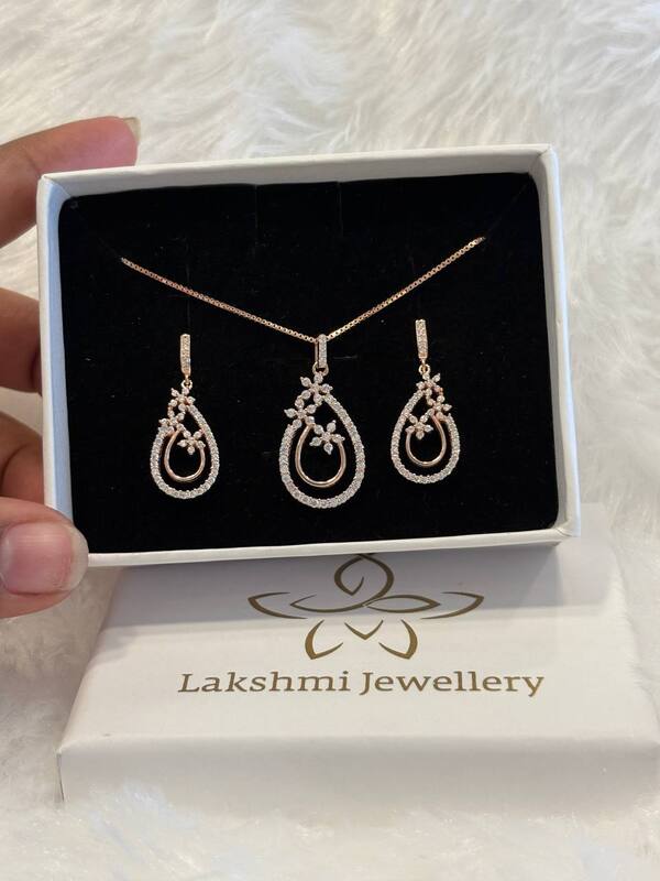 Silver oval pedant chain set with rosegold finish