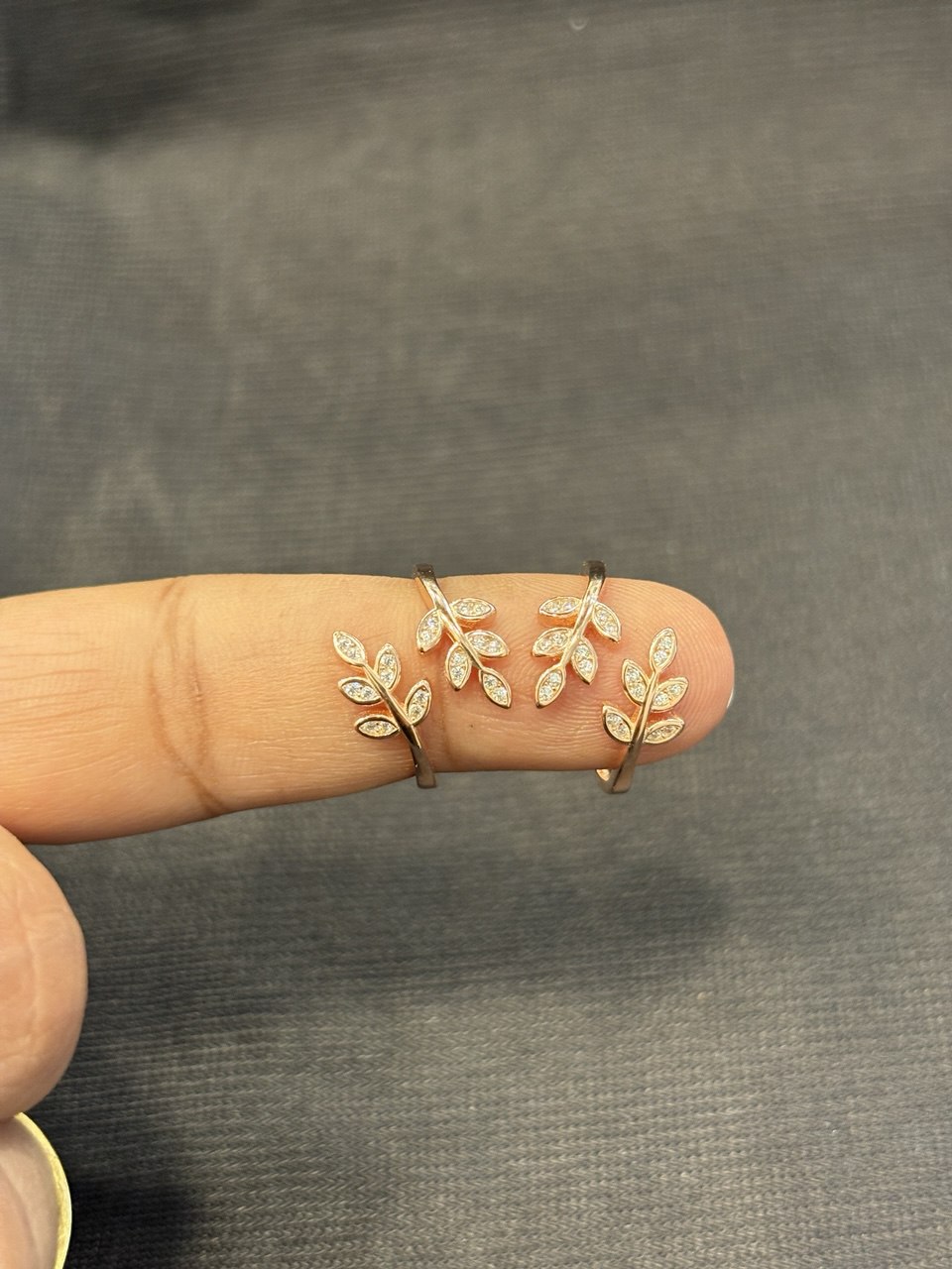 Silver blunt leaf toe ring with rosegold finish