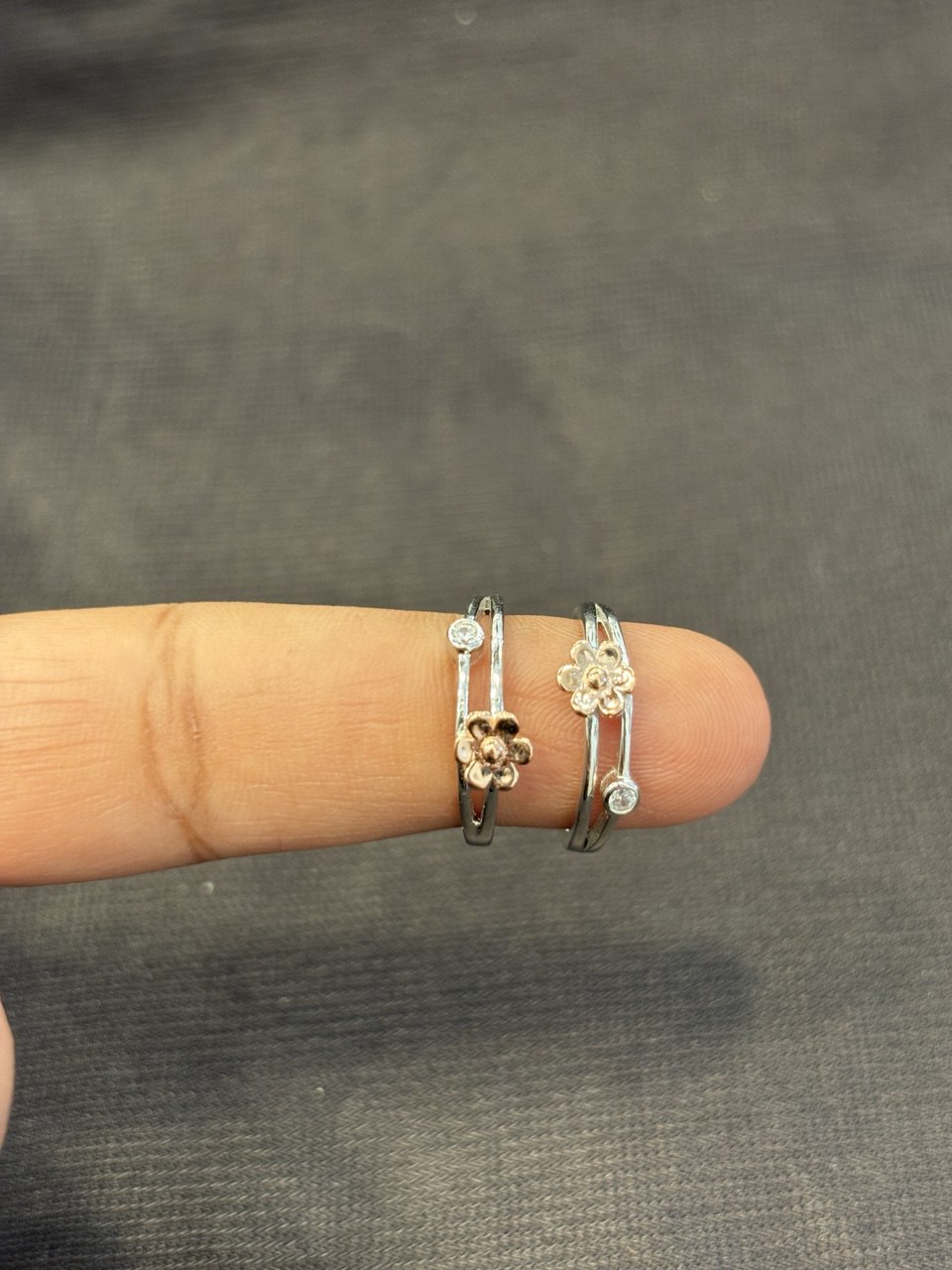 Silver double line flower toe ring
