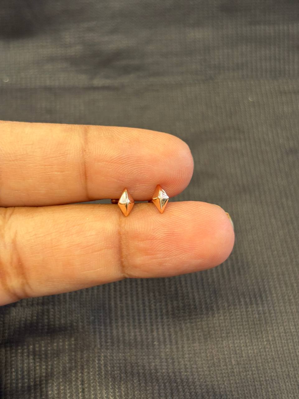 Silver mira second stud with rosegold finish