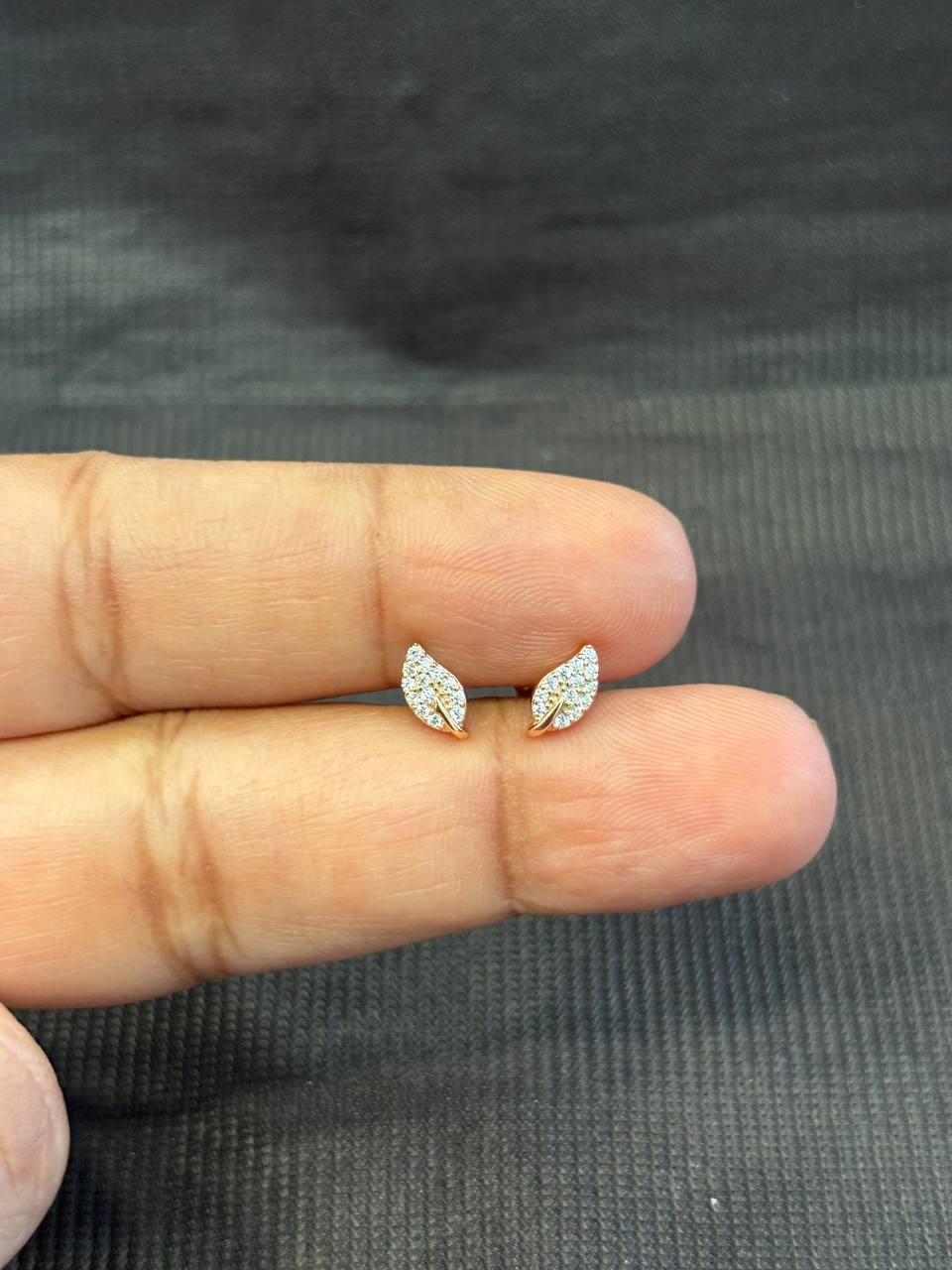 Silver illai 1 second stud with rosegold finish