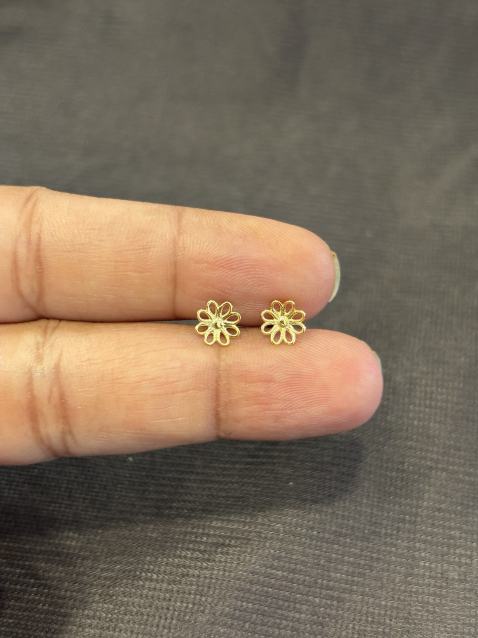 Plain floral pair of 9 carat gold stud