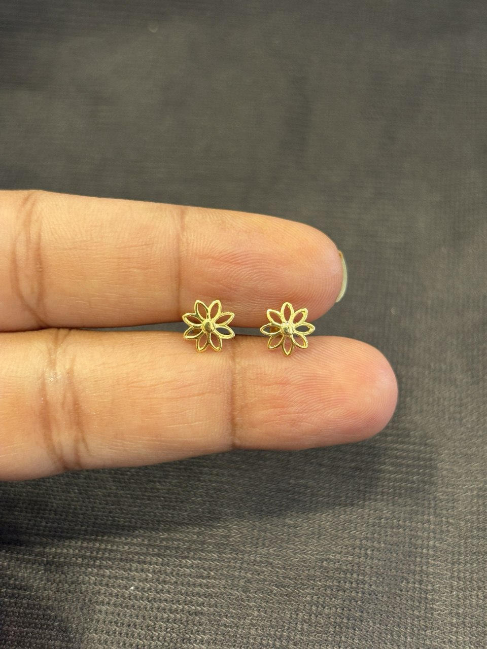 Floral plain S2 9 carat gold stud pair