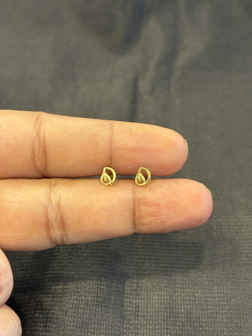 Leaf 9 carat gold stud pair