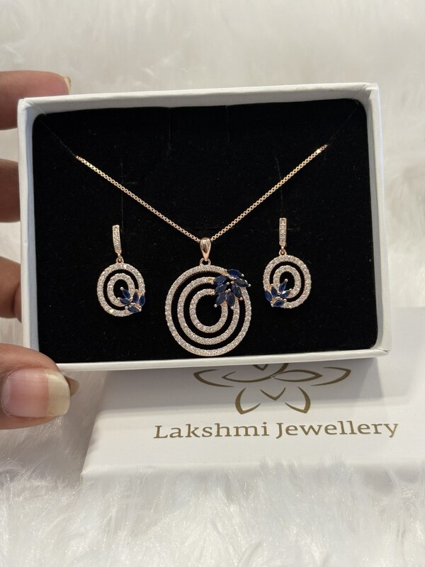 Silver classic blue pendant set with rosegold finish