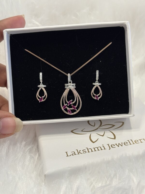 Silver glide pendant set with rosegold finish