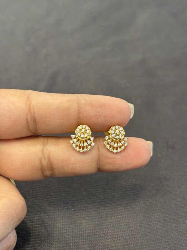Silver florra stud with gold finish