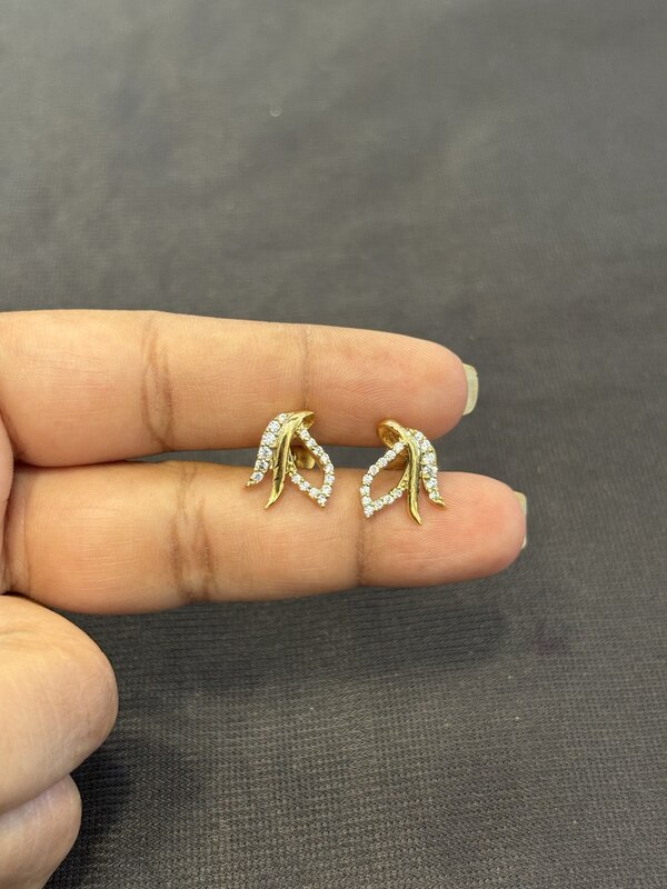 Silver aviya stud with gold finish