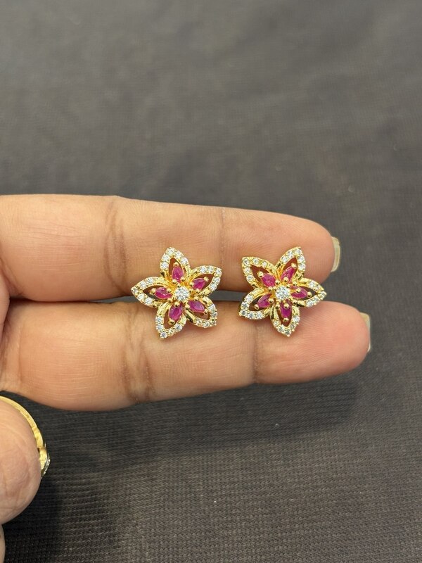 Silver bloom stud with gold finish