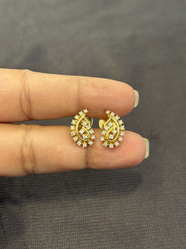 Silver amra stud with gold finish