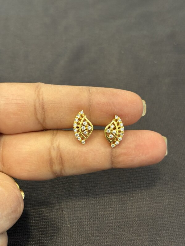 Silver Minnu stud with gold finish