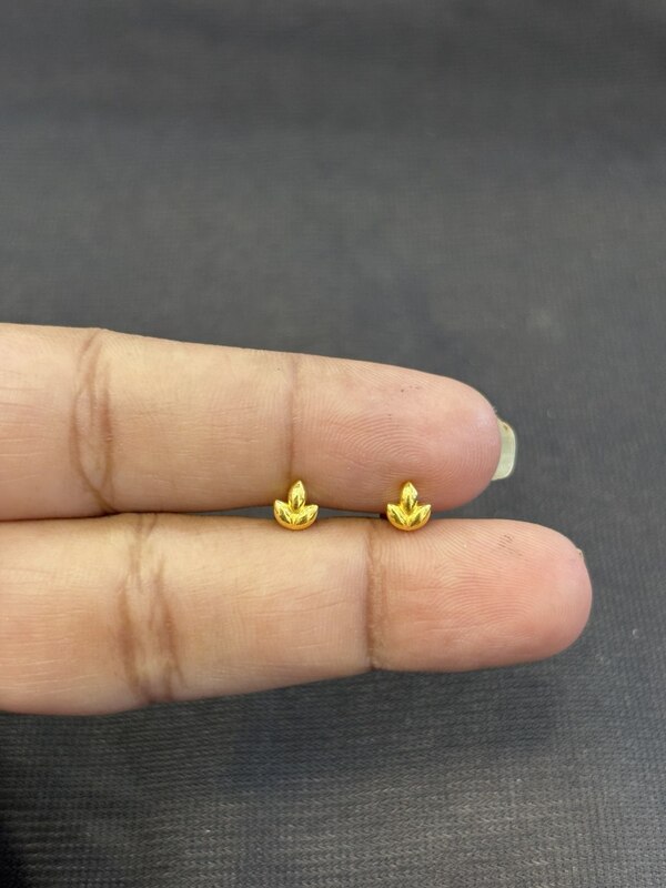 Leaf 9 carat stud pair