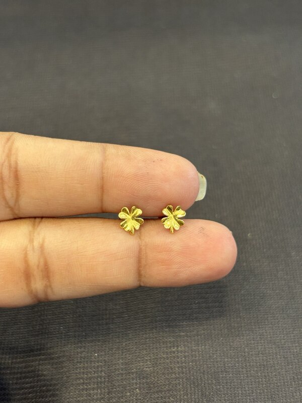 Flower 9 carat stud pair