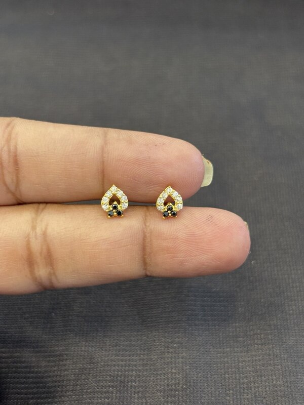 Radiant nova black 9 carat stud pair