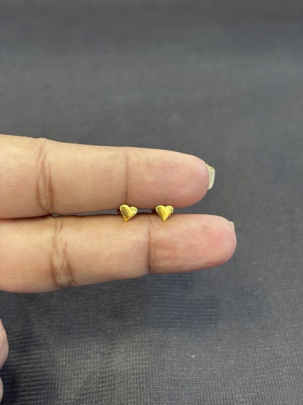 Heart 9 carat stud pair