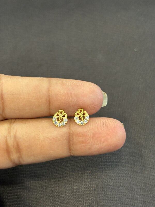 Half stone 9 carat stud pair