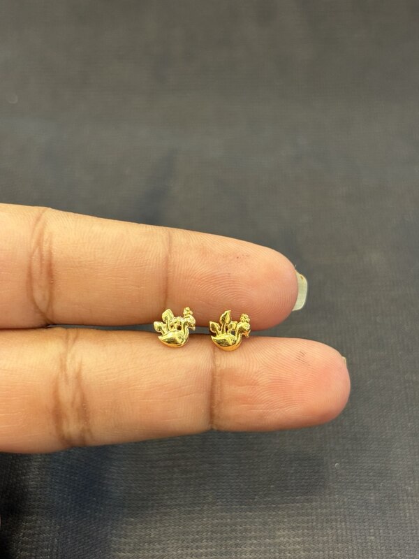Peacock 9 carat stud pair