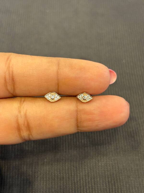 Silver eye second stud with rosegold finish