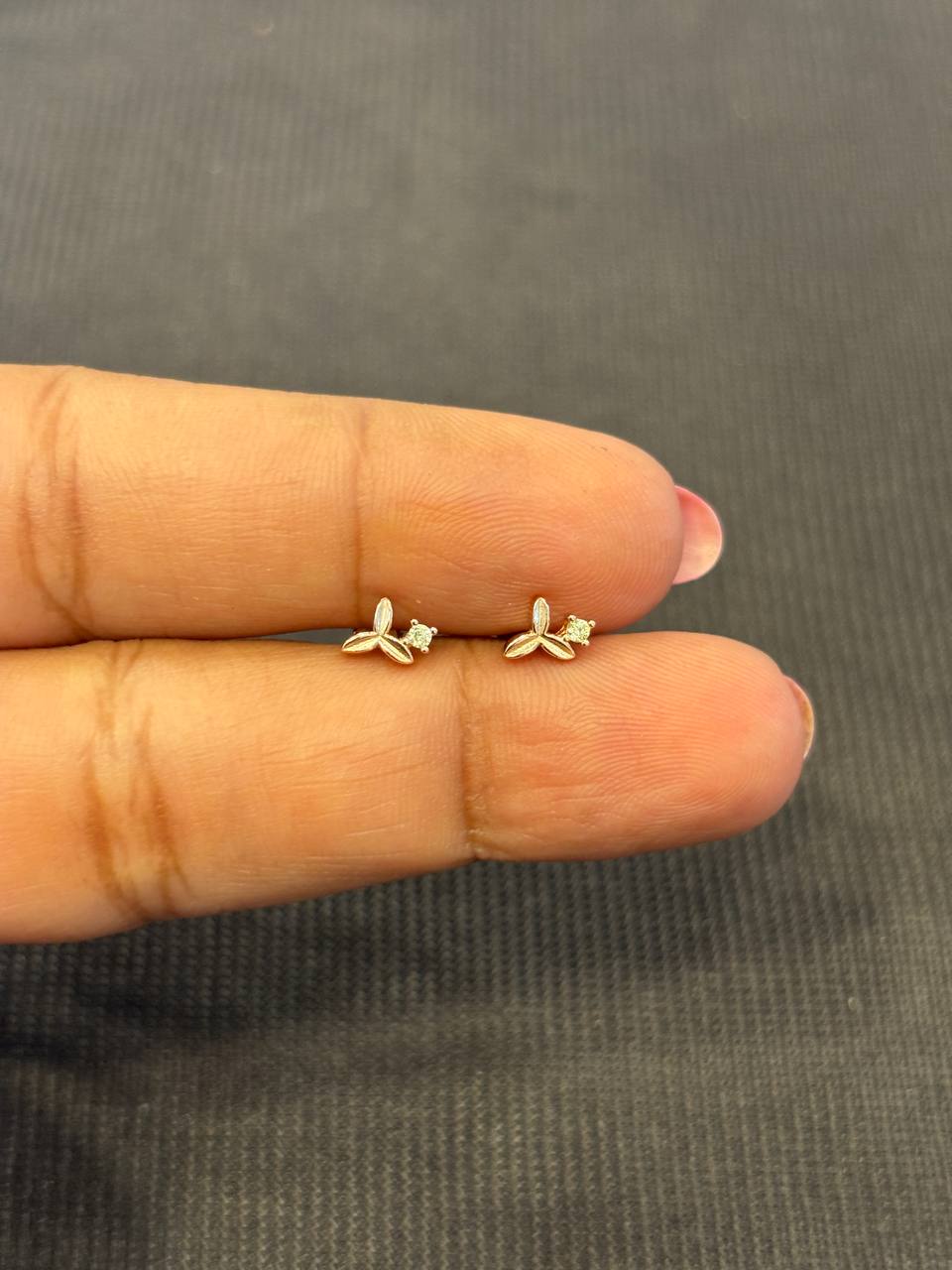 Silver fan yellow second stud with rosegold finish