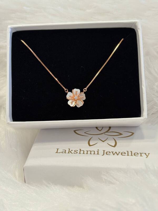 Silver daisy chain with rosegold finish